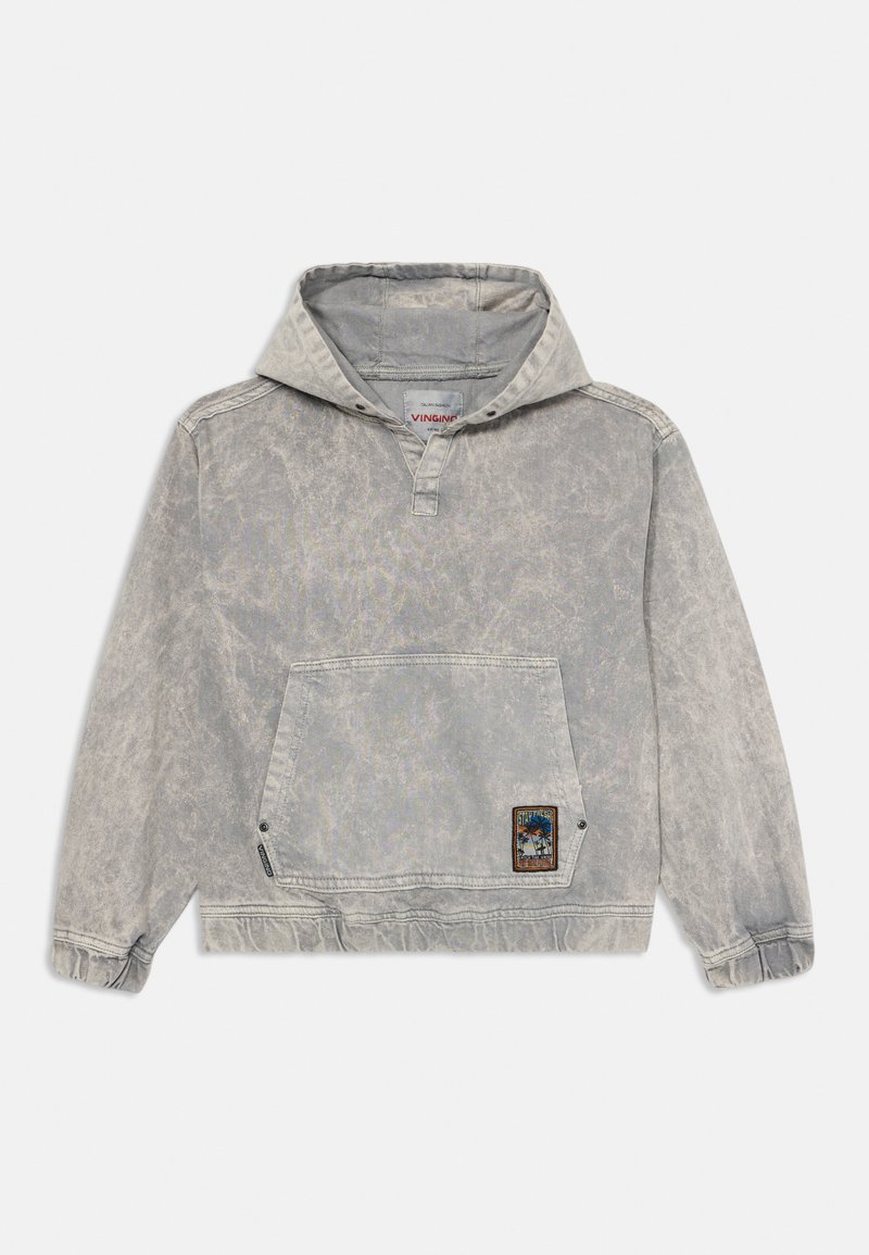 Pull à capuche gris clair avec une finition texturée, présentant une poche kangourou à l'avant et un patch décoratif sur le côté inférieur droit.