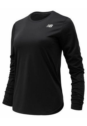 Czarna sportowa koszulka z długim rękawem, okrągłym dekoltem oraz białym logo New Balance na piersi, pokazana na białym tle.
