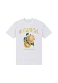 Bílé bavlněné tričko s grafickým potiskem švestek a žlutým nápisem "BOTANICAL Champion plum" nahoře, s hladkou texturou.