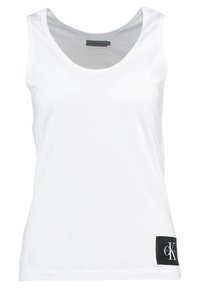 Biała bezrękawnikowa koszulka wykonana z miękkiej bawełny, z okrągłym dekoltem i czarną łatą logo Calvin Klein po lewej stronie u dołu.