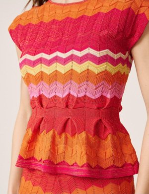 Top de punto sin mangas con patrón de chevron en tonos naranja, rojo, rosa y amarillo, con detalle de cintura peplum.