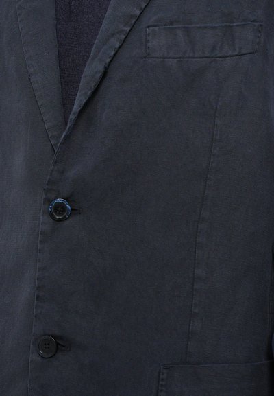 Tumehall blazer, mis on valmistatud sileda tekstuuriga kangast, kahe nupuga, ühe rinnatasku ja soontega kraega.