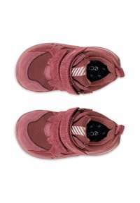 Scarpe rosse per bambini realizzate in suede e rete, con cinturini in velcro e una superficie strutturata. L'interno presenta un motivo a righe sulla soletta.