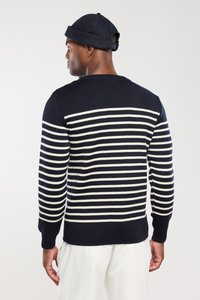 Dunkelblau gestrickter Pullover mit weißen horizontalen Streifen, mit einem gerippten Ausschnitt und Bündchen, von hinten betrachtet.