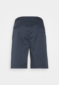Námořnické modré šortky vyrobené z lehké tkaniny. Mají dvě zadní kapsy a rovný střih s čistými lemy. Jednoduchý design bez vzorů.
