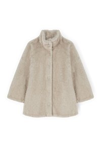 Beige pluchen jas met een hoge kraag, knoopsluiting aan de voorkant en driekwart mouwen. Zachte textuur, zonder zichtbare patronen of hardware.