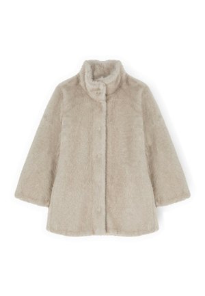 Cappotto in peluche beige con colletto alto, chiusura con bottoni frontali e maniche tre quarti. Texture morbida, senza motivi visibili o elementi hardware.