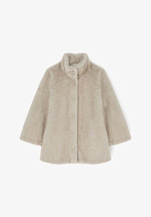 Cappotto in peluche beige con colletto alto, chiusura con bottoni frontali e maniche tre quarti. Texture morbida, senza motivi visibili o elementi hardware.