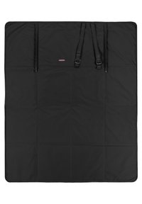 Černá venkovní rohožka s odolnou tkaninou, vybavená dvěma nastavovacími popruhy pro bezpečné nošení a prošívanou mřížkovou strukturou na povrchu.