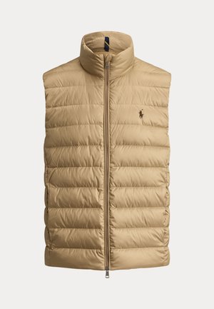 Bézs, steppelt, ujjatlan pufi mellény elülső cipzárral és magas gallérral, mellrészen kis, sötét hímzett logóval.