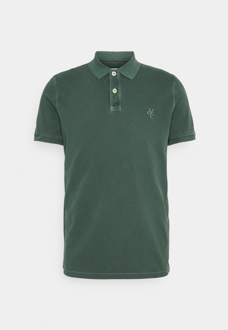 Polo en coton vert foncé avec un col chemise, une patte de boutonnage à deux boutons, des manches courtes et un logo brodé sur la poitrine.