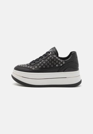 Schwarze Ledersneaker mit perforierten Details, silbernen Ösen, erhöhter weißer Plateausohle und schwarzem Gummiaußensohle.