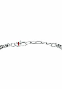Bracciale in metallo argento con anelli a catena intrecciati e una chiusura sicura con una linea rossa accentata. Finitura liscia con un aspetto lucido.