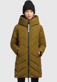 Cappotto imbottito verde oliva con motivo a zigzag, colletto alto, zip frontale, tasche laterali e dettagli in nastro con logo lungo la zip.
