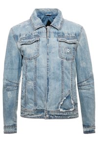 Hellblaue Jeansjacke im Used-Look mit Kragen, vorderen Brusttaschen, Reißverschluss und ausgefranstem Rissdetail nahe dem Saum.