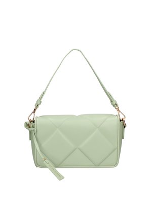 Borsa a mano in finta pelle verde chiaro, con design trapuntato, tracolla rimovibile e dettagli in metallo dorato. Presenta una chiusura con cerniera e un'etichetta decorativa laterale.