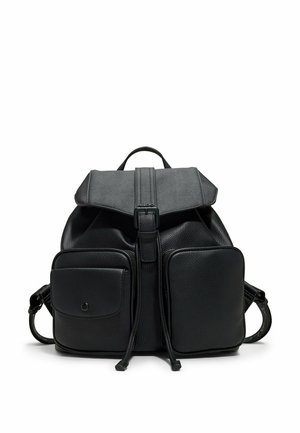 Sac à dos en cuir noir avec deux poches frontales, un rabat supérieur avec fermeture à boucle et des bretelles réglables sur fond blanc.