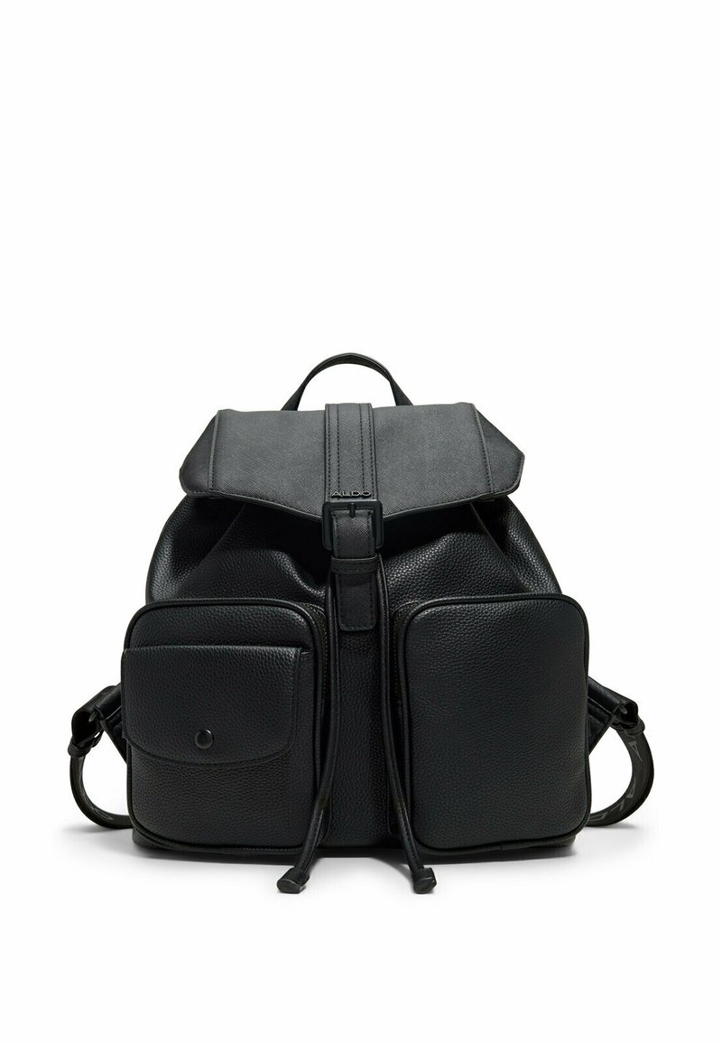 Sac à dos en cuir noir avec deux poches frontales, un rabat supérieur avec fermeture à boucle et des bretelles réglables sur fond blanc.