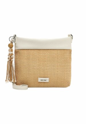 Bolso bandolera beige tejido con borde superior de cuero blanco, correa ajustable y borla trenzada decorativa con cuenta de madera en el lateral.