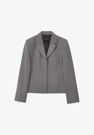 Grauer Blazer aus strukturiertem Stoff, mit Reverskragen, einer einzelnen Brusttasche, seitlichen Reißverschlüssen und einer taillierten Silhouette.