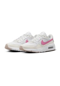 Baskets blanches avec un swoosh rose de Nike, dotées d'un dessus en cuir texturé et en mesh, d'une semelle en caoutchouc beige et d'un design à lacets.