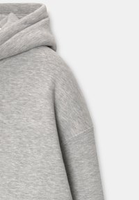 Grijze hoodie met een zachte textuur, voorzien van een ruime capuchon en een design met verlaagde schouders, getoond vanuit de bovenste vooraanzicht.