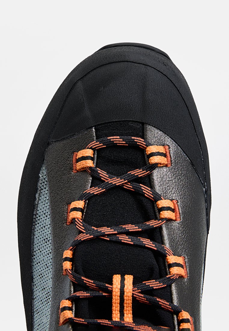Czarne buty do wspinaczki z teksturowaną powierzchnią, pomarańczowymi sznurowadłami i wyściełanym językiem. Posiadają gumowy czubek i wzmocniony pięty dla wytrzymałości.