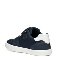 Sneaker blu navy con tomaia in tela, suola in gomma bianca e strap regolabile. Presenta una finitura testurizzata e colletto imbottito.