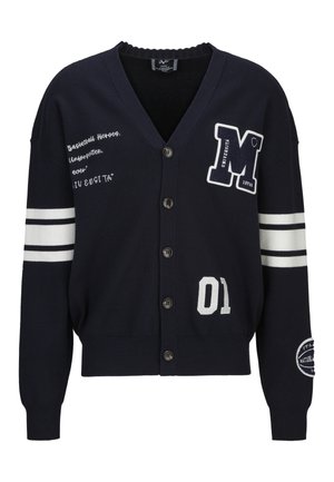 Marineblauer Strickjacke mit Knöpfen, weißen Streifen an den Ärmeln, College-Style Abzeichen einschließlich großem "M" und der Nummer "01" sowie besticktem Schriftzug.