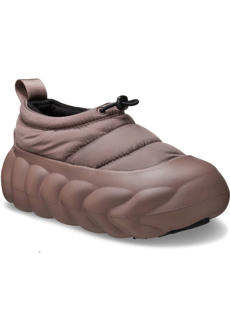 Brązowy, wypełniony but wsuwany z teksturowaną gumową podeszwą, elastycznym sznurkiem zapewniającym pewne dopasowanie oraz z uchwytem z tyłu ułatwiającym zakładanie.