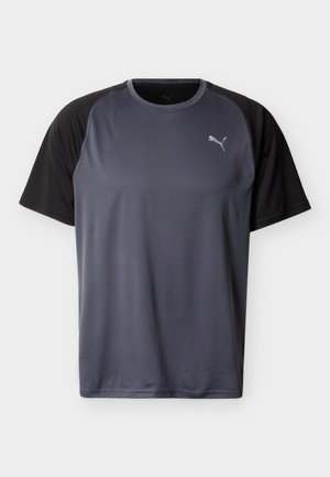 T-shirt de sport pour hommes à manches courtes avec corps gris foncé, manches raglan noires et petit logo Puma blanc sur la poitrine gauche.