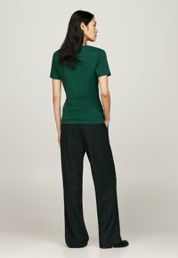 Tommy Hilfiger SLIM CODY - T-shirt con stampa - ornamental green