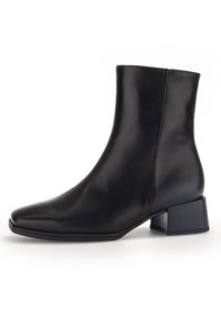 Svart läderankelboot med rund tå, slät yta, medelhög blockklack och en enkel design utan utsmyckningar.