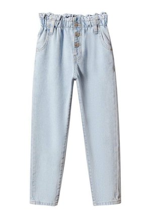 Jasnoniebieskie dżinsy z wysokim stanem, z elastycznym marszczonym pasem, trzema metalowymi guzikami oraz przednimi kieszeniami, prezentowane na białym tle.