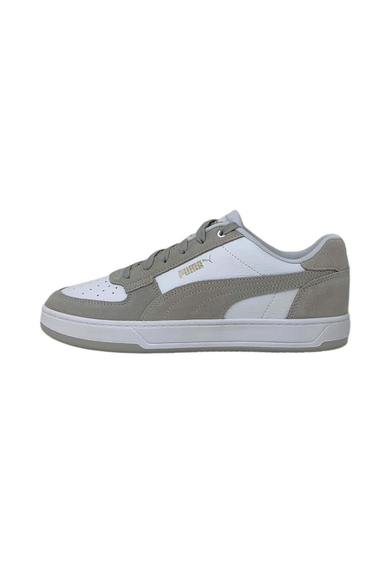 Sneaker grigia e bianca con tomaia in camoscio e pelle, caratterizzata da una punta perforata, collo imbottito e suola in gomma bianca. Dettaglio del logo dorato.
