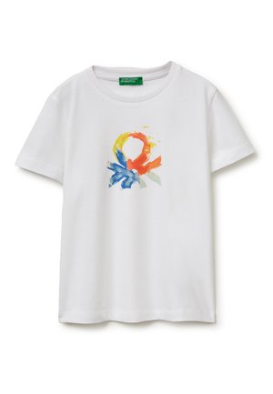 Wit T-shirt met korte mouwen, ronde halslijn en abstract ontwerp van meerkleurige penseelstreken in geel, oranje, blauw en lichtgroen middenvoor.