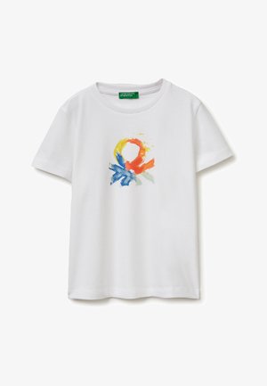 Wit T-shirt met korte mouwen, ronde halslijn en abstract ontwerp van meerkleurige penseelstreken in geel, oranje, blauw en lichtgroen middenvoor.