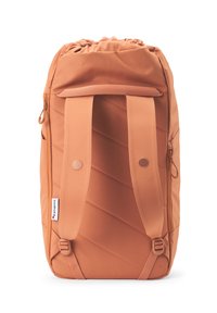 Brauner Rucksack mit gestepptem Design, verstellbaren gepolsterten Trägern, seitlicher Reißverschlusstasche und Kordelzugverschluss. Aus strapazierfähigem Stoff gefertigt.