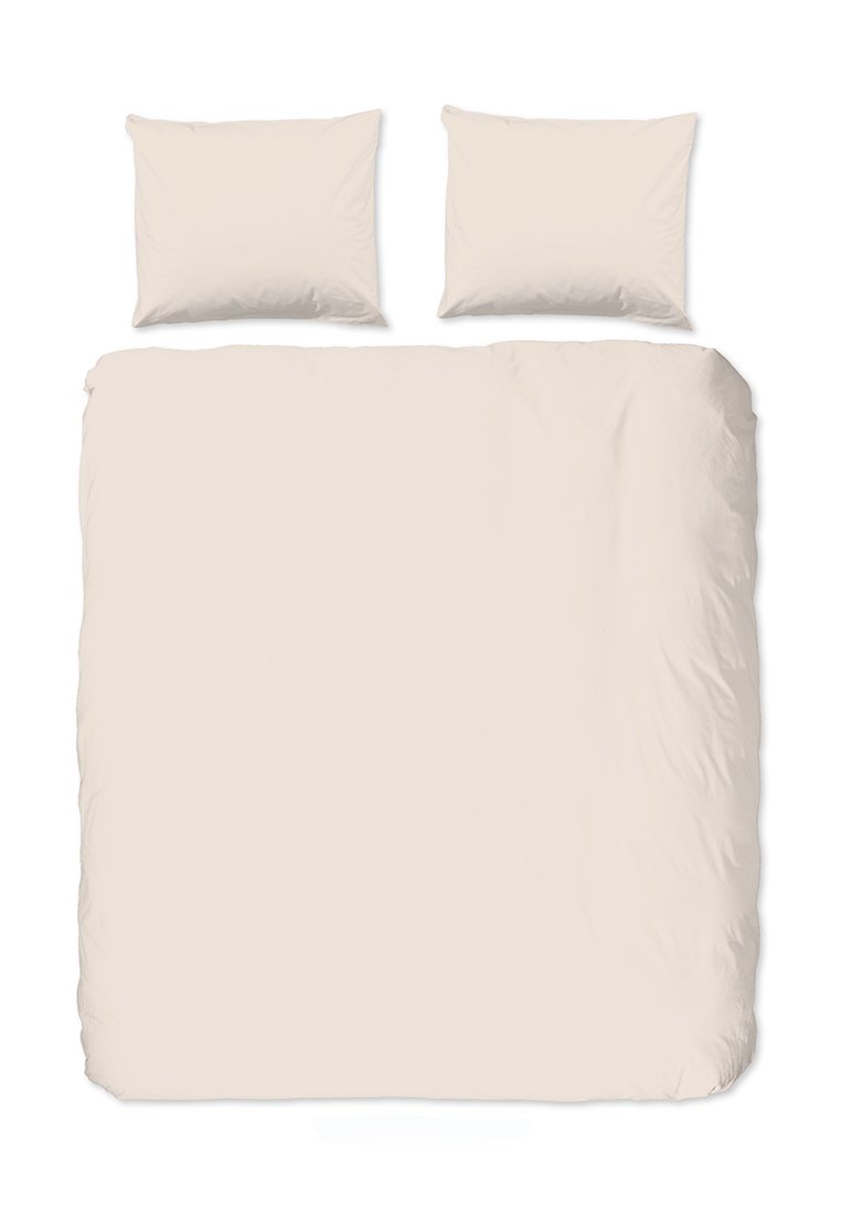 Bettbezugset in hellbeige mit zwei passenden Kissenbezügen. Weiche, glatte Textur und ein einfaches, minimalistisches Design.