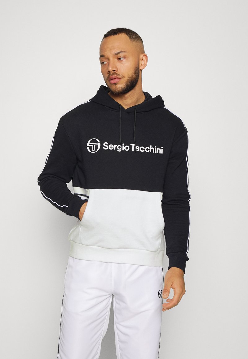Herren Shirts | Sergio Tacchini ALOE KAPUZENSWEATSHIRT Kapuzenpullover black/white/schwarz - ZW02562 Herren Shirts | Sergio Tacchini ALOE KAPUZENSWEATSHIRT Kapuzenpullover black/white/schwarz - ZW02562