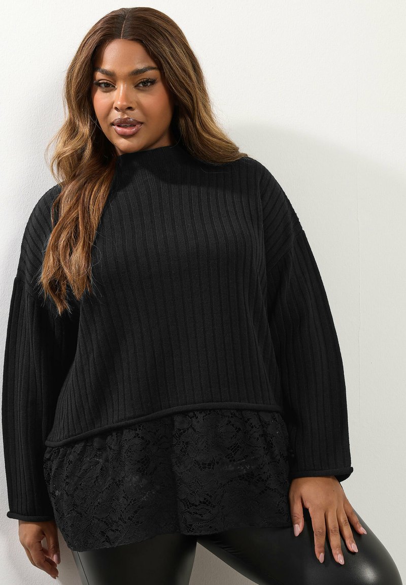 Czarny sweter prążkowany z długimi rękawami, wysokim dekoltem i koronkowym wykończeniem. Materiał ma teksturowane wykończenie, podkreślone gładkim akcentem koronkowym.
