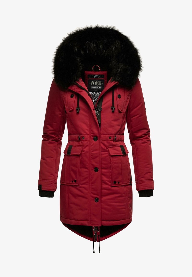 Parka rouge avec capuche en fausse fourrure noire, taille ajustable élastique et plusieurs poches avant. Comprend une fermeture éclair à l'avant et des poignets côtelés.