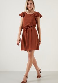LELA REGULAR FIT - Päevakleit - brick red