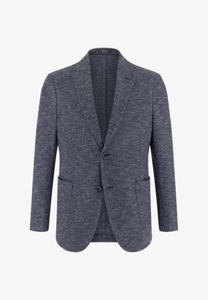 Pánské tmavě modré sako s rybí kostí, se dvěma knoflíky, klopovým límcem a předními náprsními kapsami, zobrazené na bílém pozadí.