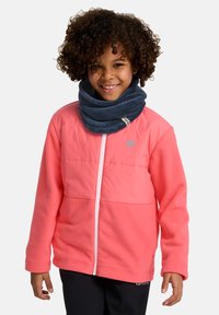 Giacca in pile rosa brillante con chiusura a zip e logo grigio. Abbinata a un caldo scaldacollo blu scuro. Design semplice e vestibilità casual.