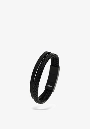 Schwarzes Doppelwickelarmband mit einem geflochtenen und einem glatten Lederband, gesichert durch einen magnetischen Verschluss mit der Gravur "s.Oliver."