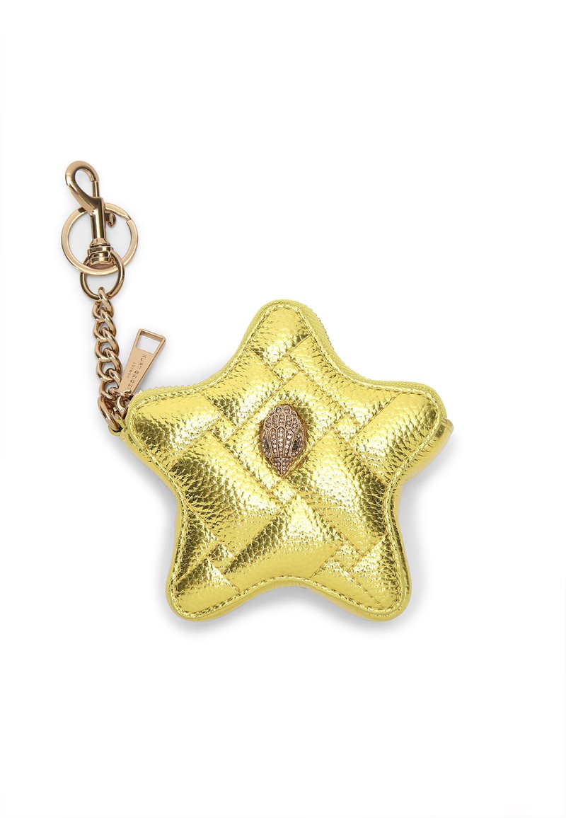 Portachiavi a forma di stella di colore oro con una texture trapuntata e un accento a forma di conchiglia. Catena e gancio in metallo inclusi.