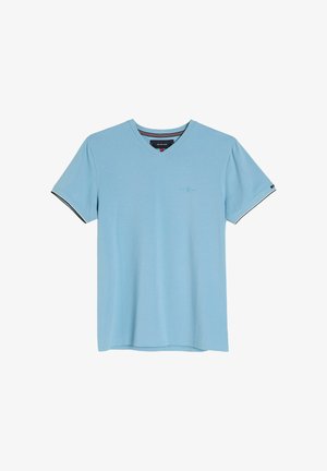 Jasnoniebieska bawełniana koszulka z dekoltem w serek, krótkimi rękawami i kontrastującymi czarnymi akcentami na brzegach rękawów. Dyskretne logo nadrukowane z przodu.