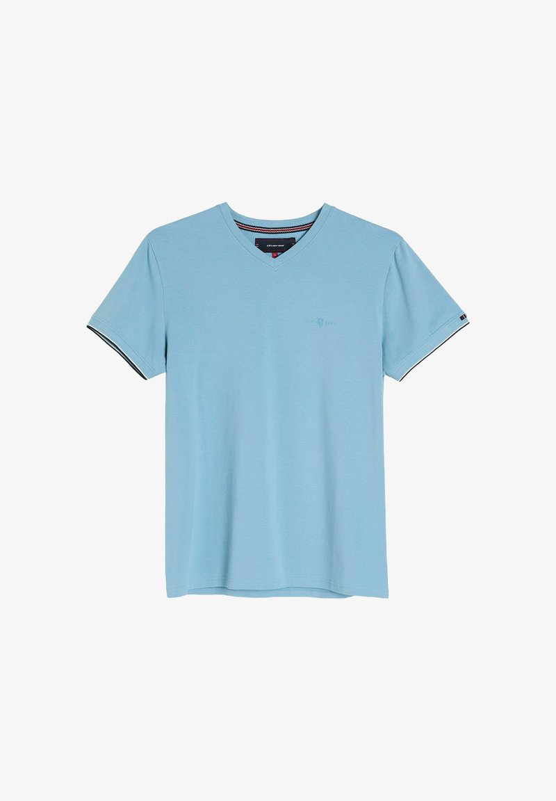 Jasnoniebieska bawełniana koszulka z dekoltem w serek, krótkimi rękawami i kontrastującymi czarnymi akcentami na brzegach rękawów. Dyskretne logo nadrukowane z przodu.