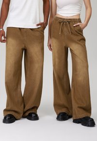 YOURTURN by Zalando - UNISEX - Relaxed fit jeans - dark khaki Thumbnail Image 1